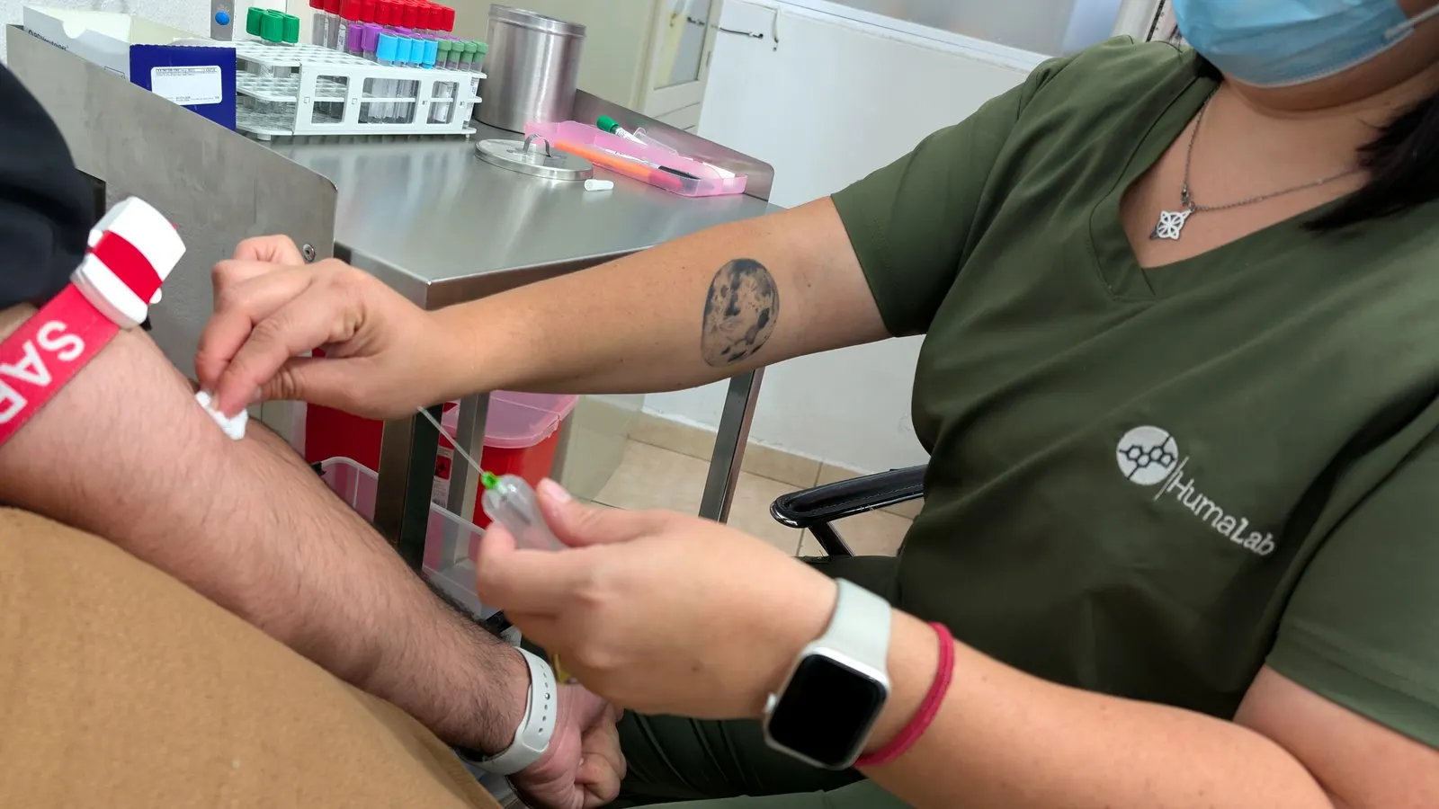 Personal de Humalab realizando una toma de muestra a domicilio