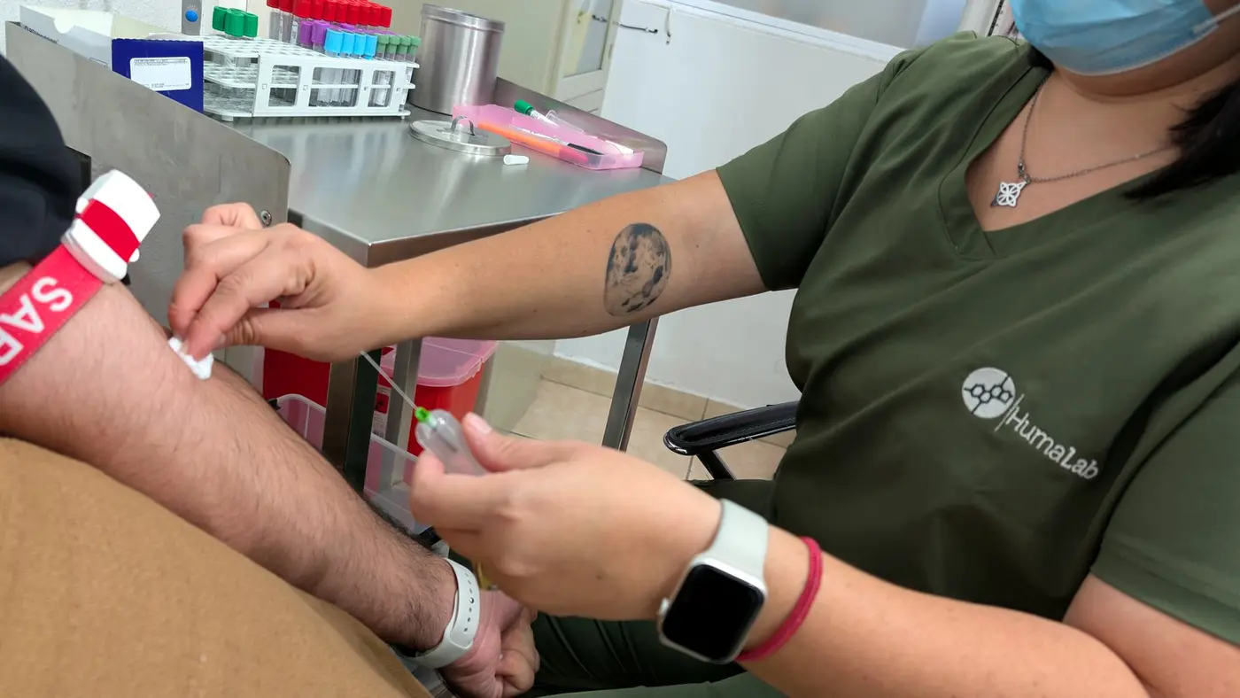 Personal de Humalab realizando una toma de muestra